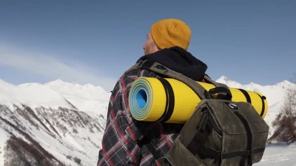 Kışın Dağlarda Sırt Çantası Takmış Karla Kaplı Duran Bir Adamın — Stok video