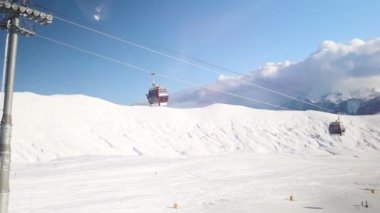 Güneşli bir akşamda Alp Dağları 'nda kayak asansörü boş. İnsanların kayak ve snowboard yapmaktan hoşlandığı teleferik kablosu..