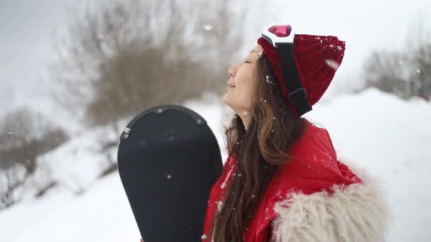 Chinese Girl Snowboard Enjoying View Mountains Asian Girl Snowboard Winter — Stock videók