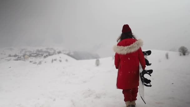 Chinese Girl Snowboard Enjoying View Mountains Asian Girl Snowboard Winter — 비디오
