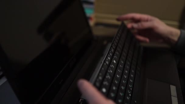 Извлечение Клавиатуры Поврежденного Ноутбука — стоковое видео