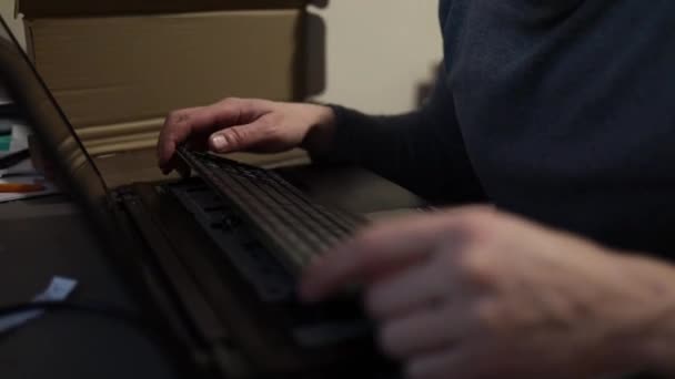 Извлечение Клавиатуры Поврежденного Ноутбука — стоковое видео