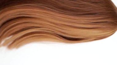 Güzellik salonunda saç düzleştiren Keratin 'den sonra bir müşteri
