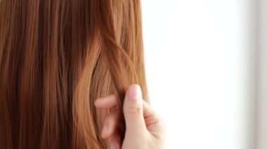 Güzellik salonunda saç düzleştiren Keratin 'den sonra bir müşteri