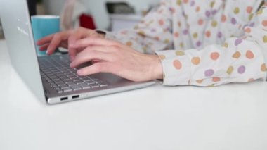 Merkez ofisteki masada dizüstü bilgisayarda yazan iş adamının elleri. Dizüstü bilgisayar klavyesinde çalışan erkeklerin yakın çekimi. Dizüstü bilgisayar kullanan bir iş adamı.