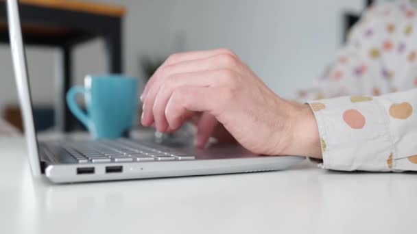 Egy Üzletember Kezeinek Közelsége Aki Laptopbillentyűzeten Gépel Otthoni Irodai Asztalnál — Stock videók
