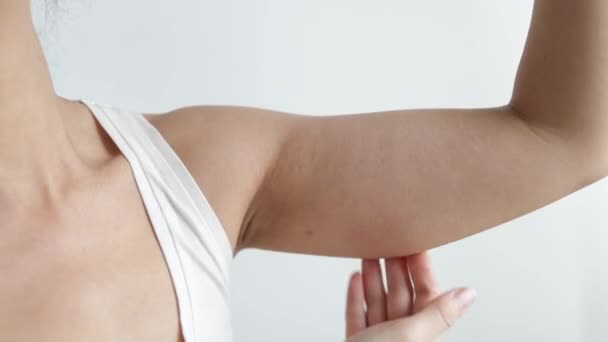 Woman Who Cares Extravagant Meat Her Upper Arm — Stockvideo
