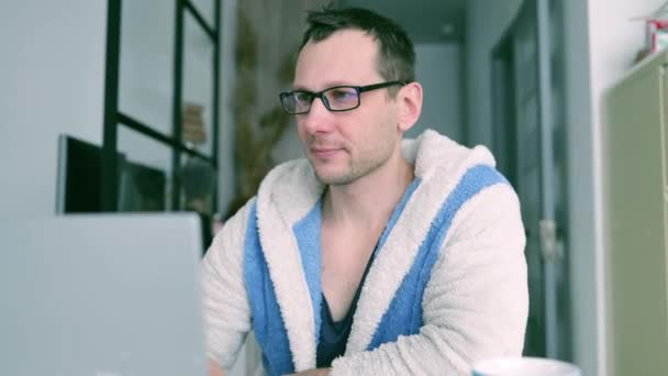 Bilgisayar Başında Çalışmaktan Bıkmış Kıyafetleri Içindeki Genç Sakallı Bir Adam — Stok video
