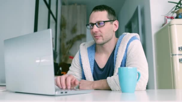 Homem Olhando Para Tela Laptop Lendo Mail Com Notícias Vitória — Vídeo de Stock