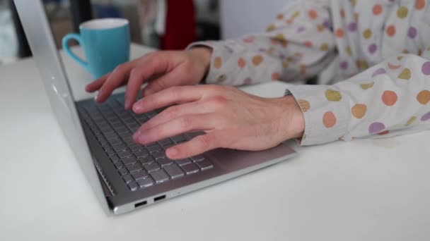 Egy Üzletember Kezeinek Közelsége Aki Laptopbillentyűzeten Gépel Otthoni Irodai Asztalnál — Stock videók