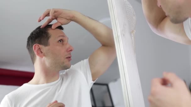Uomo Mezza Età Con Alopecia Guardando Allo Specchio Concetto Perdita — Video Stock
