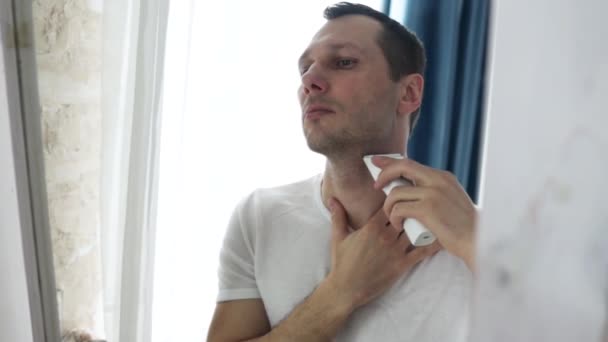 Joven Guapo Afeita Con Afeitadora Eléctrica Mientras Mira Espejo — Vídeo de stock