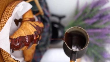 Taze pişmiş kruvasan ve çikolata yakından çekilmiş.