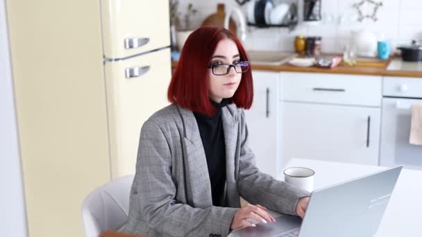 Menina Branca Boa Aparência Jovem Óculos Digitando Trabalhando Computador Portátil — Vídeo de Stock