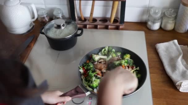 Γυναίκα Μαγείρεμα Τηγάνισμα Φρέσκα Υγιεινά Λαχανικά Στο Τηγάνι Για Επαγωγή — Αρχείο Βίντεο