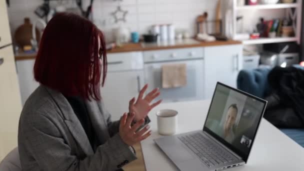 Sorrindo Vídeo Jovem Chamando Para Entrevista Emprego Remoto Usando Laptop — Vídeo de Stock