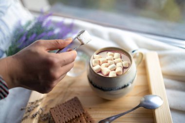 İçecek sıcak çikolata ve şekerleme lokum gereçlerinin olduğunu