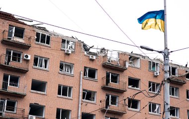 Rusya 'nın Ukrayna' ya karşı savaşı. Ukrayna 'nın başkenti Kyiv' e yapılan Rus roket saldırısının ardından hasar gören sivil bir binanın görüntüsü