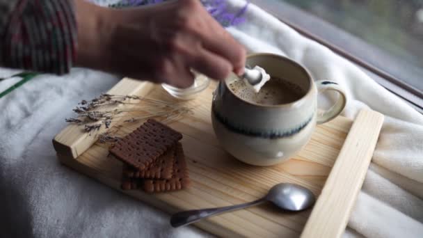 Adding Coffee Creamer Marshmallow Black Coffee Slow Motion Cream Pouring — Vídeos de Stock