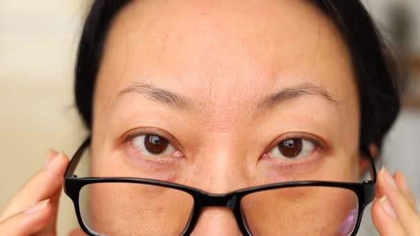 Asiática Mujer Sentada Casa Pone Gafas Mira Cámara — Vídeo de stock