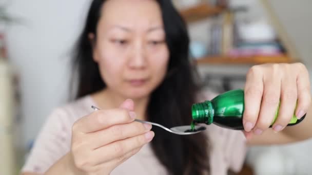 Salud Personas Concepto Medicina Mujer Asiática Vertiendo Medicina Jarabe Antipirético — Vídeos de Stock