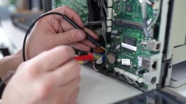 Teknisyen elinin dijital çoklu metre kullanarak elektrik voltajını ölçerken yakın plan görüntüsü. Bilgisayar donanım hizmeti kavramının bakımı ve onarımı.
