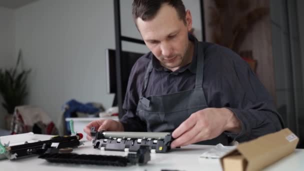 Tehnician Reparații Imprimante Bărbat Inspectează Imprimantă Înainte Începe Reparațiile Apartamentul — Videoclip de stoc