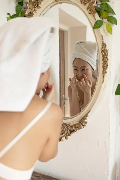 Schlaflose Asiatin Schaut Den Spiegel Und Sorgt Sich Augenringe — Stockfoto