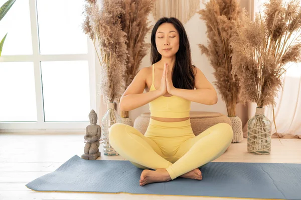 Entspannte Junge Asiatin Gelber Sportbekleidung Meditiert Lotusposition Und Sitzt Mit — Stockfoto