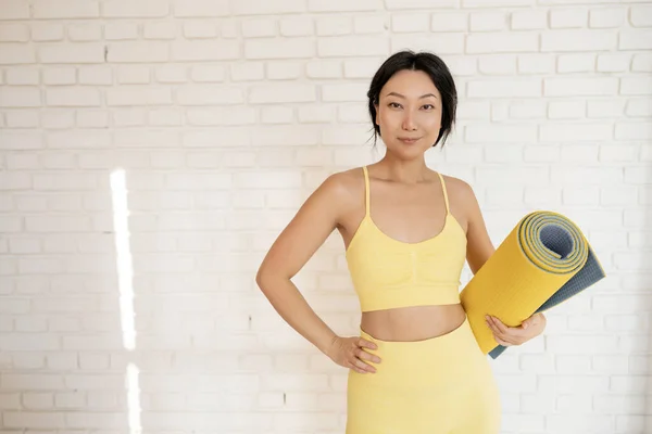 Feliz Atraente Jovem Asiático Mulher Segura Mãos Amarelo Ioga Fitness — Fotografia de Stock