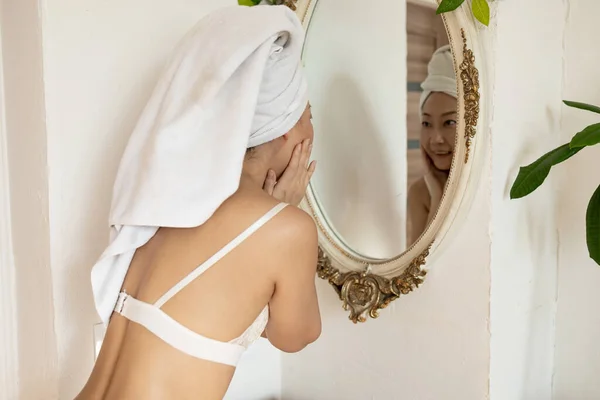 Glückliche Selbstbewusste Junge Asiatische Dame Mit Handtuch Auf Dem Kopf — Stockfoto