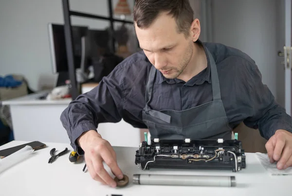 Printer Repair Technician Male Handyman Inspects Printer Starting Repairs Client — Stock fotografie