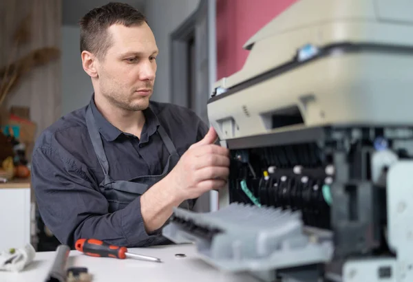 Printer Repair Technician Male Handyman Inspects Printer Starting Repairs Client — Stock fotografie