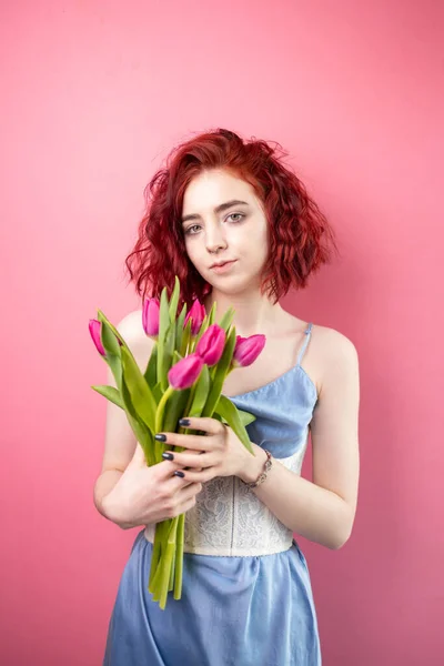 Ritratto Una Bella Giovane Ragazza Rossa Con Mazzo Iris Tulipani — Foto Stock