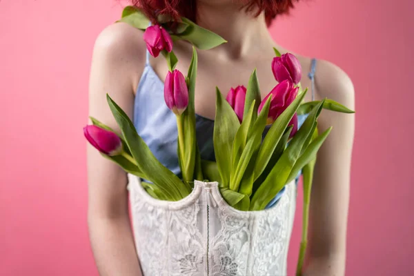 Gyönyörű Rövid Piros Göndör Haj Egy Csokor Rózsaszín Tulipán Virágok — Stock Fotó