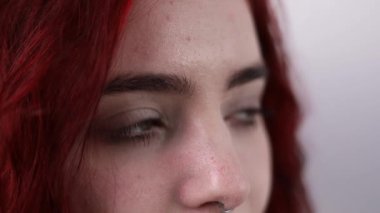 Çekici genç kızların gözleri kameraya bakarken açılır, uzun kirpikleri olur. Çekici görünümlü kızıl saçlı kadın..