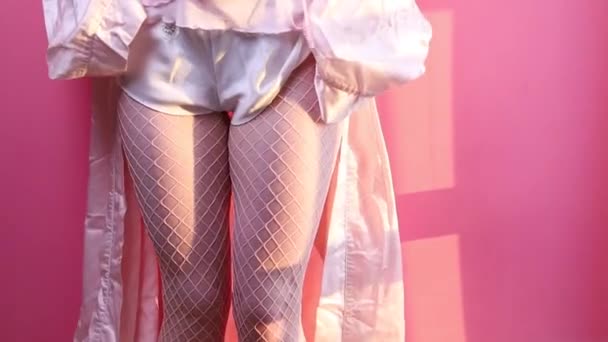 漂亮的性感女孩在内衣 性感女士的腿穿着华丽的粉红内裤在工作室里摆姿势 — 图库视频影像