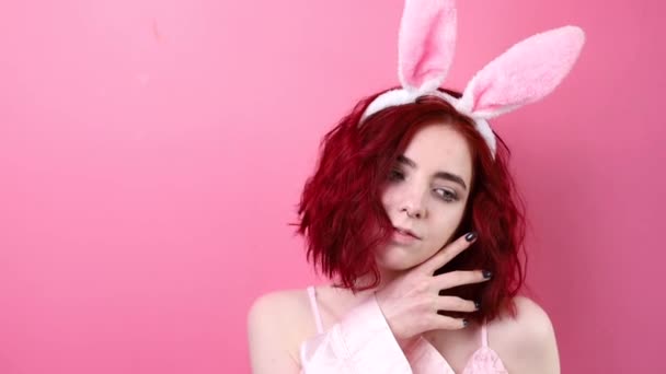Портрет Красивої Жінки Вухах Кролика Стоїть Рожевому Тлі Усміхнена Леді — стокове відео