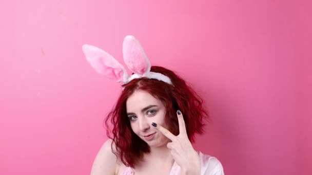 Ritratto Bella Donna Indossa Coniglietto Orecchie Fascia Piedi Sfondo Rosa — Video Stock