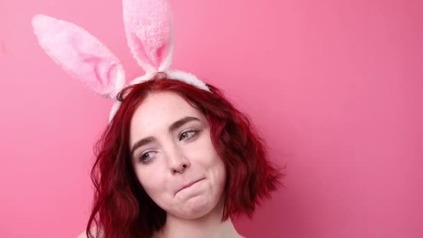 Портрет Красивої Жінки Вухах Кролика Стоїть Рожевому Тлі Усміхнена Леді — стокове відео