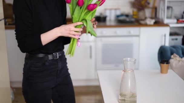 Šťastná Žena Užívá Kytici Tulipánů Běloška Dává Vázy Čerstvé Tulipány — Stock video