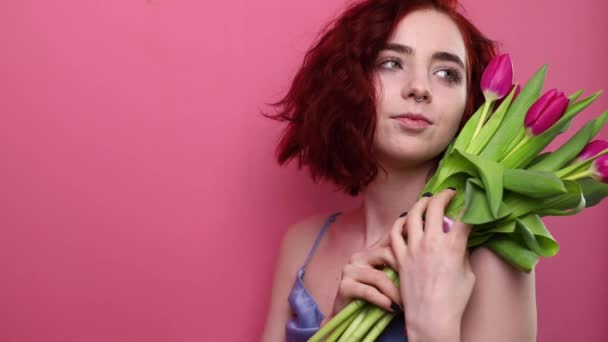 Krásná Dívka Krátkými Kudrnaté Vlasy Květiny Tulipány Rukou Růžovém Pozadí — Stock video