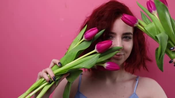 Όμορφο Κορίτσι Κοντά Σγουρά Μαλλιά Και Λουλούδια Τουλίπες Στα Χέρια — Αρχείο Βίντεο