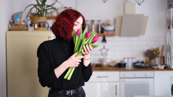 Ευτυχισμένη Γυναίκα Απολαμβάνει Μπουκέτο Τουλίπες Νοικοκυρά Απολαμβάνοντας Ένα Μάτσο Λουλούδια — Αρχείο Βίντεο