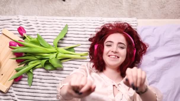 Pembe Saçlı Mutlu Genç Kız Rahat Bir Yatakta Uzanıp Yeni — Stok video