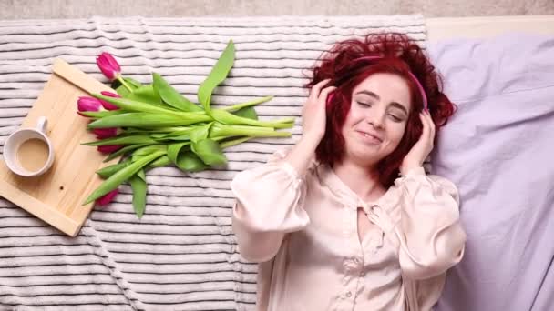 Pembe Saçlı Mutlu Genç Kız Rahat Bir Yatakta Uzanıp Yeni — Stok video