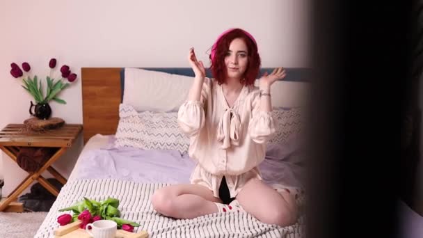 Mutlu Kadın Veya Smartphone Müzik Dans Yatağa Kulaklığımda Genç Kız — Stok video