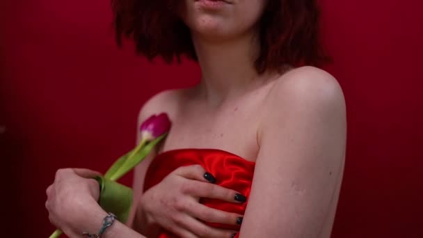 Vacker Naken Kvinna Röd Sidenduk Poserar Röd Bakgrund Begreppet Skönhet — Stockvideo