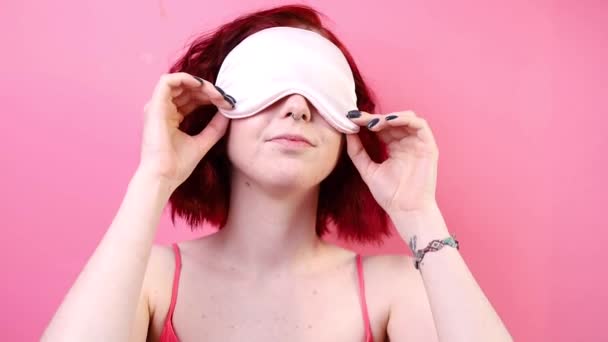 Una Joven Sonriente Pijama Rosa Quitó Máscara Ojos Vendados Hora — Vídeo de stock