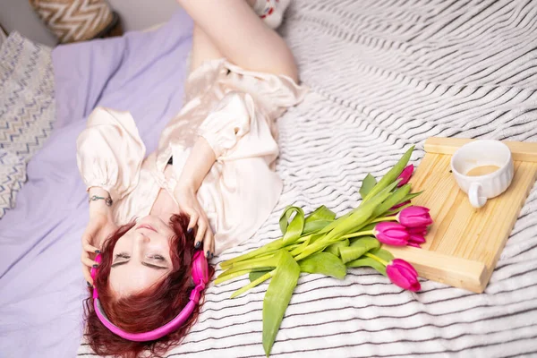 Šťastná Puberťačka Růžovými Vlasy Nosí Sluchátka Zatímco Leží Pohodlné Posteli — Stock fotografie